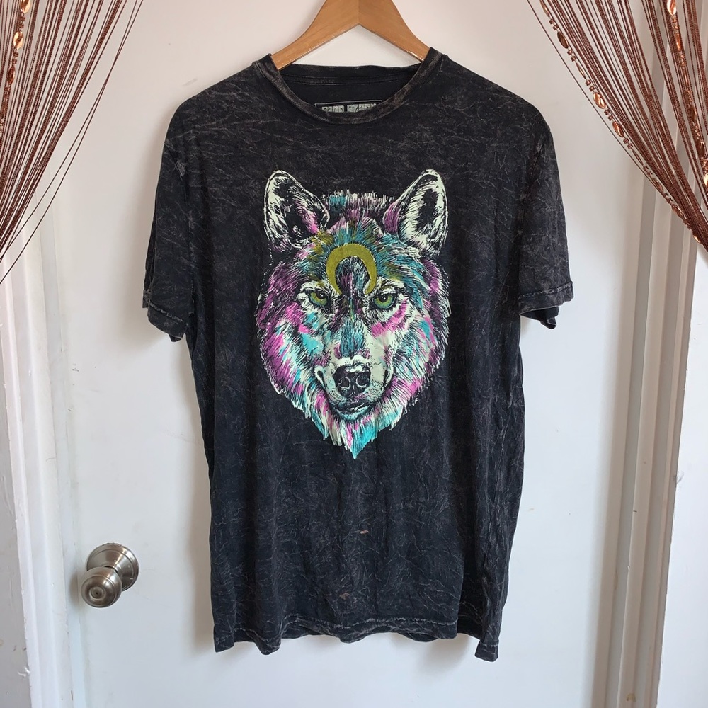 💛Grungy Wolf and Moon T-Shirt💛